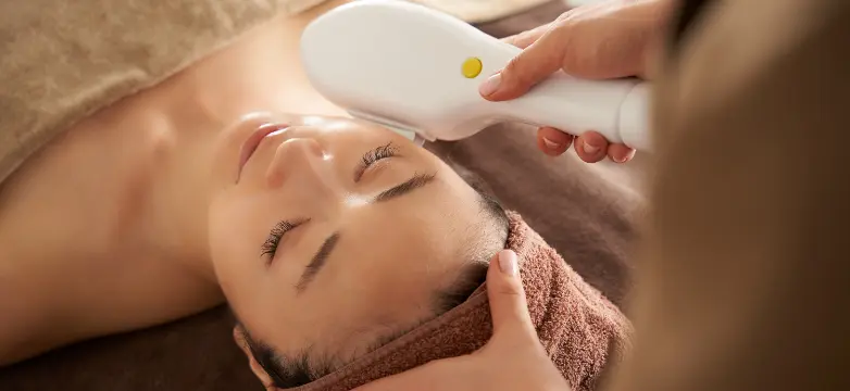 フェイシャル施術中の女性