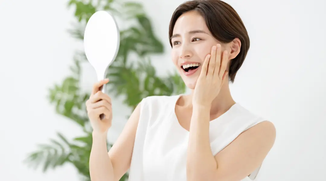 鏡を見ている女性