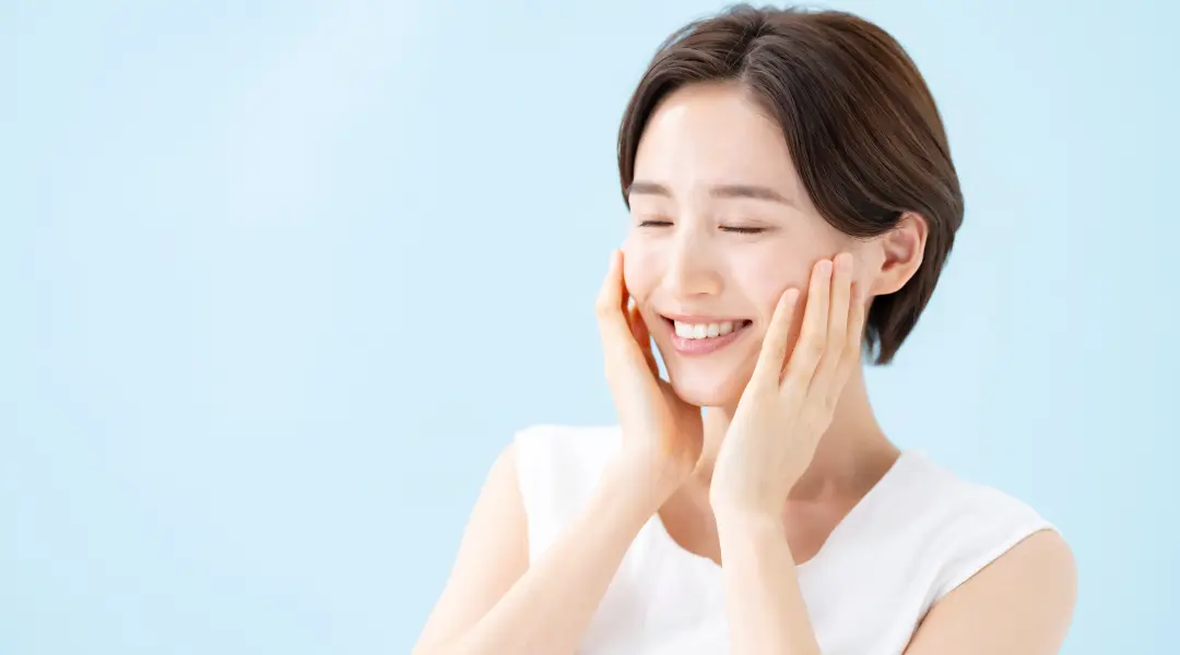 肌をさわり喜びをかみしめている女性